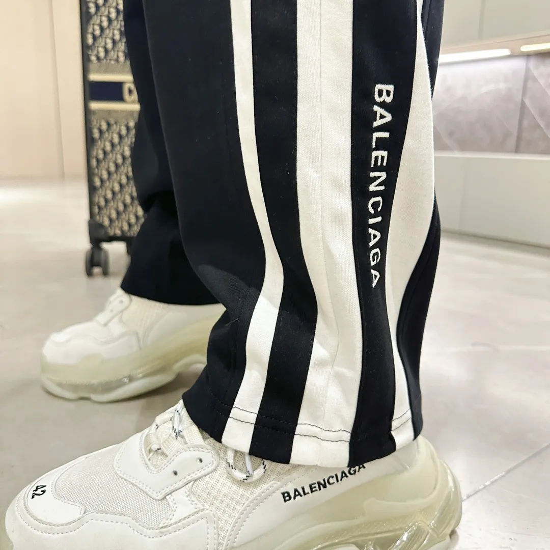 Balenciaga 🆕2026 Autumn and Winter New Arrival Casual Pants! The official website will be released simultaneously. Brand Classic LOGO casual pants, customized fabrics, excellent comfort and strong touch. Highly recognisable, perfect appearance and craftsmanship. Size:M-3XL